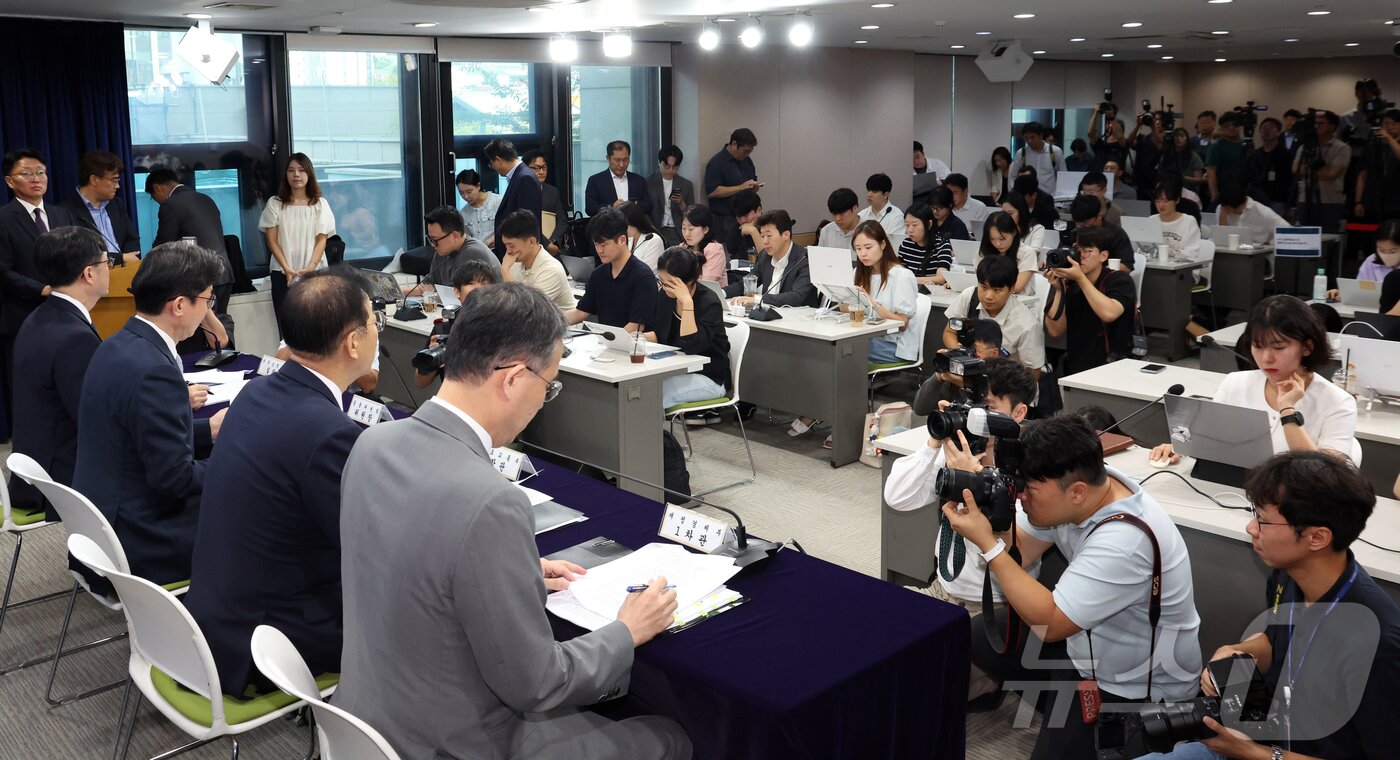 본문 이미지 - 김윤덕 국토교통부 장관 등이 13일 서울 종로구 세종대로 정부서울청사에서 전월세 및 매매시장 안정을 위한 주택 신속공급 방안 및 부동산 시장 안정을 위한 금융 종합대책을 발표하고 있다. 오른쪽부터 이형일 재정경제부 1차관, 김 장관, 이억만 금융위원장, 임기근 국무조정실장. ⓒ 뉴스1 김명섭 기자