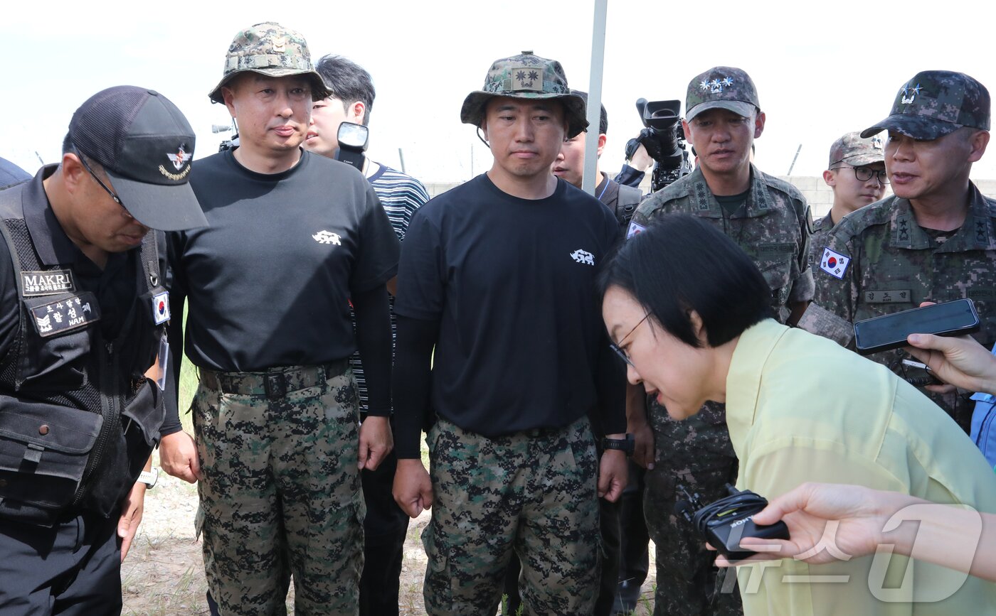 본문 이미지 - 한성숙 국무총리가 13일 무안국제공항을 찾아 12·29 무안공항 제주항공 여객기 참사 재수색에 참여하는 군 장병들에게 감사 인사를 하고 있다. 2026.8.13 ⓒ 뉴스1 안재영 기자