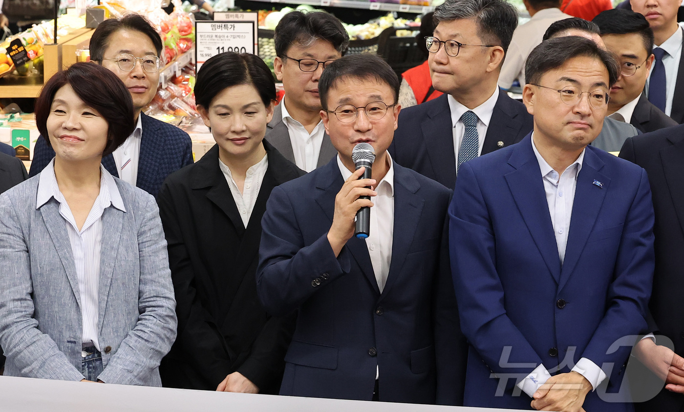 (서울=뉴스1) 김성진 기자 = 한병도 더불어민주당 당대표 직무대행이 13일 서울 강서구 홈플러스 강서점에서 '홈플러스 정상화를 위한 장보기 캠페인'에서 발언하고 있다. 2026. …