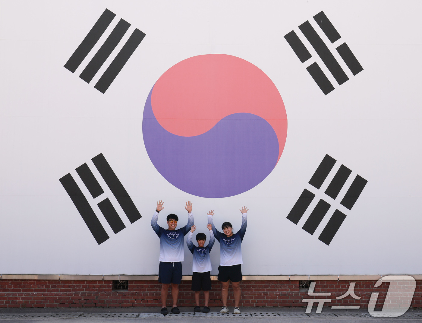 (서울=뉴스1) 이종수 기자 = 제81주년 광복절을 이틀 앞둔 13일 서울 서대문구 서대문형무소역사관을 찾은 시민들이 대형 태극기 앞에서 기념사진을 찍고 있다. 2026.8.13/ …