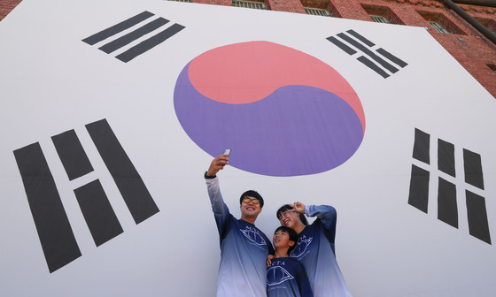 광복절 앞두고 태극기와 함께 찰칵