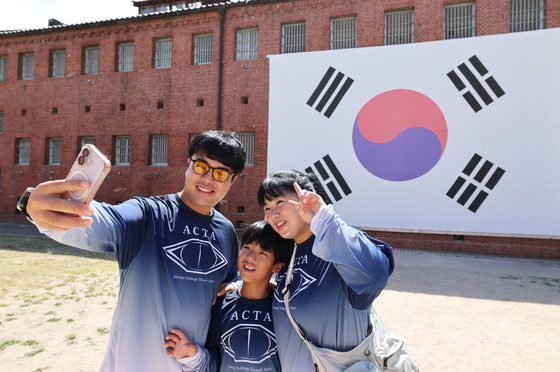 광복절 앞두고 태극기와 함께 '찰칵'