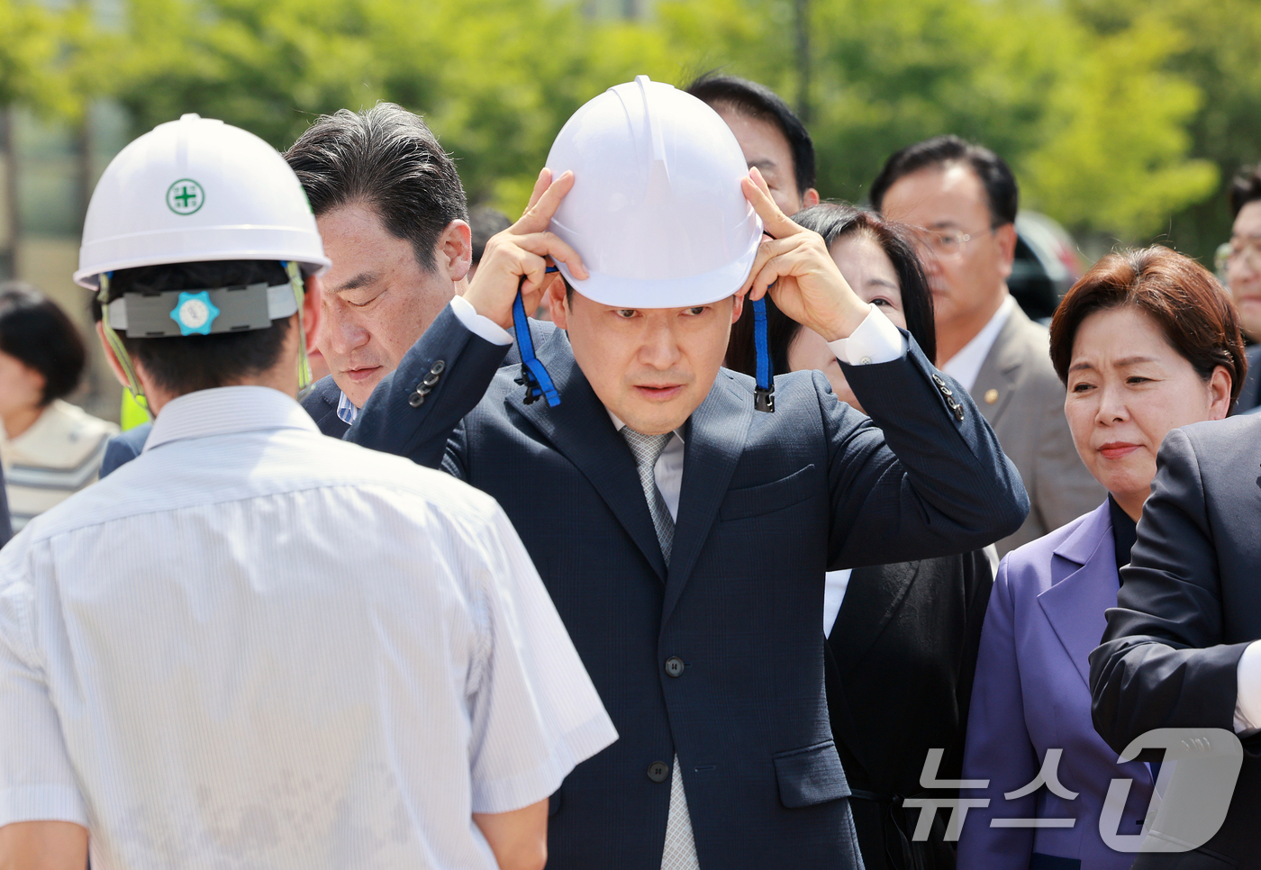 (고양=뉴스1) 이호윤 기자 = 장동혁 국민의힘 대표가 수도권 3기 신도시 '뉴홈' 사전청약 문제 해결을 위해 13일 경기 고양시 창릉 공공주택지구 공사현장을 찾아 안전모를 착용하 …
