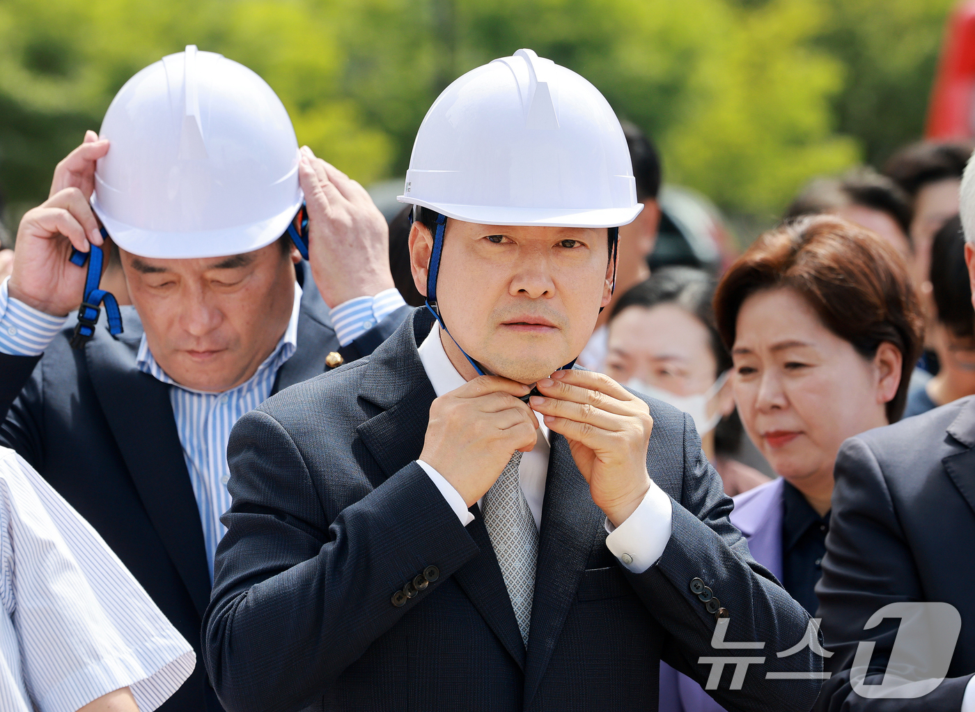 (고양=뉴스1) 이호윤 기자 = 장동혁 국민의힘 대표가 수도권 3기 신도시 '뉴홈' 사전청약 문제 해결을 위해 13일 경기 고양시 창릉 공공주택지구 공사현장을 찾아 안전모를 착용하 …