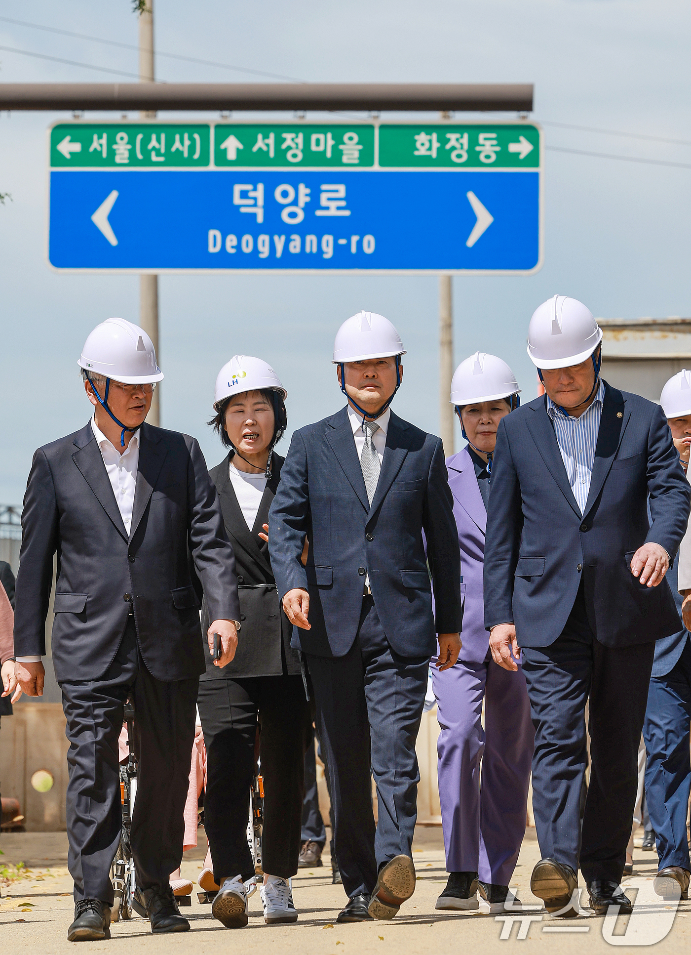 (고양=뉴스1) 이호윤 기자 = 장동혁 국민의힘 대표가 수도권 3기 신도시 '뉴홈' 사전청약 문제 해결을 위해 13일 경기 고양시 창릉 공공주택지구 공사현장을 살펴보고 있다. 20 …