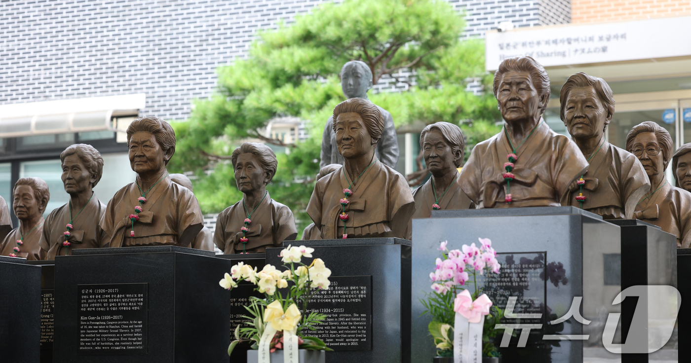(경기광주=뉴스1) 김영운 기자 = 일본군 '위안부' 피해자 기림의 날을 하루 앞둔 13일 경기 광주시 퇴촌면 나눔의집에 위안부 피해자 할머니들의 흉상이 세워져 있다. 2026.8 …