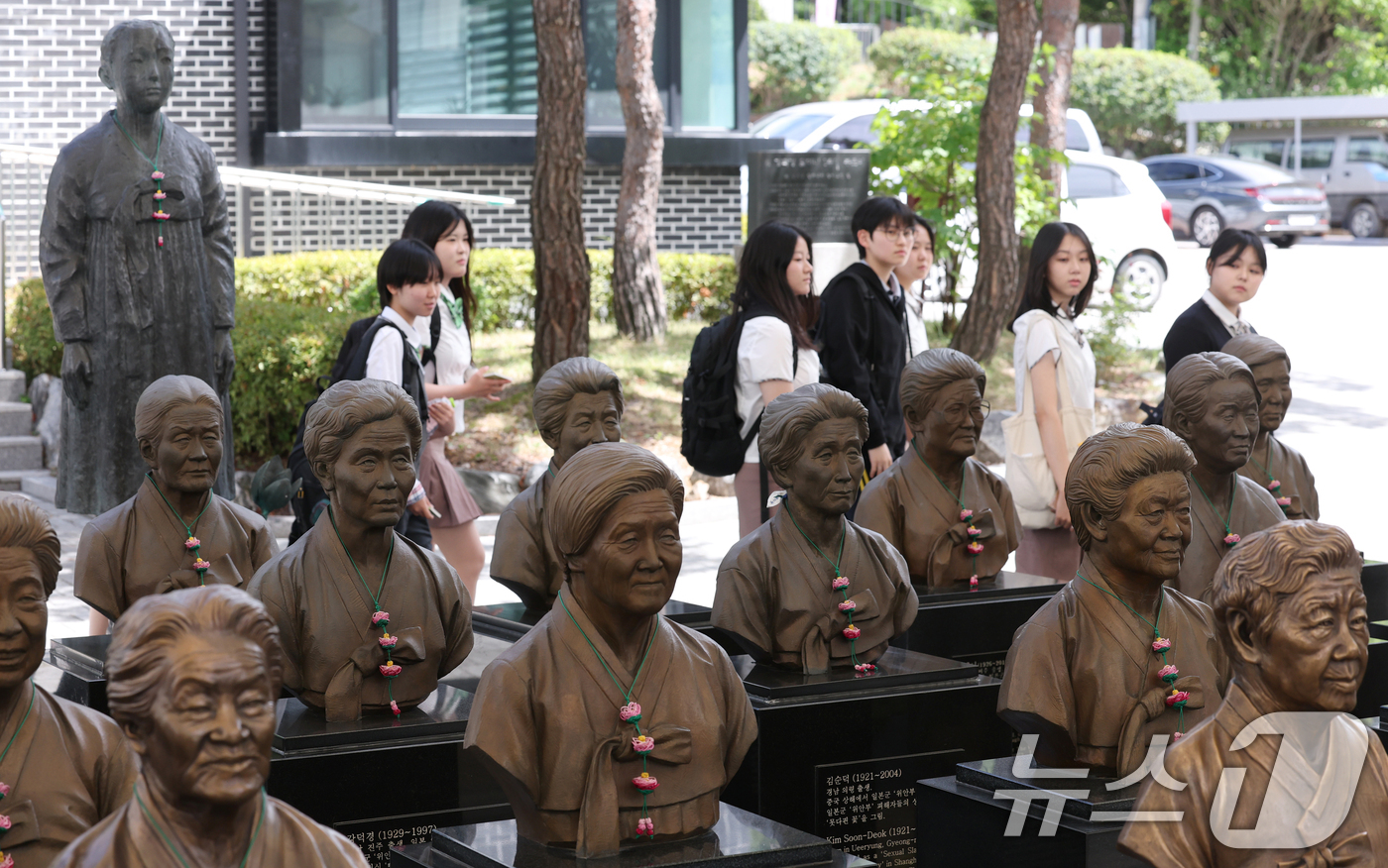 (경기광주=뉴스1) 김영운 기자 = 일본군 '위안부' 피해자 기림의 날을 하루 앞둔 13일 경기 광주시 퇴촌면 나눔의집에서 영파여자고등학교 학생회 학생들이 위안부 피해자 할머니들의 …