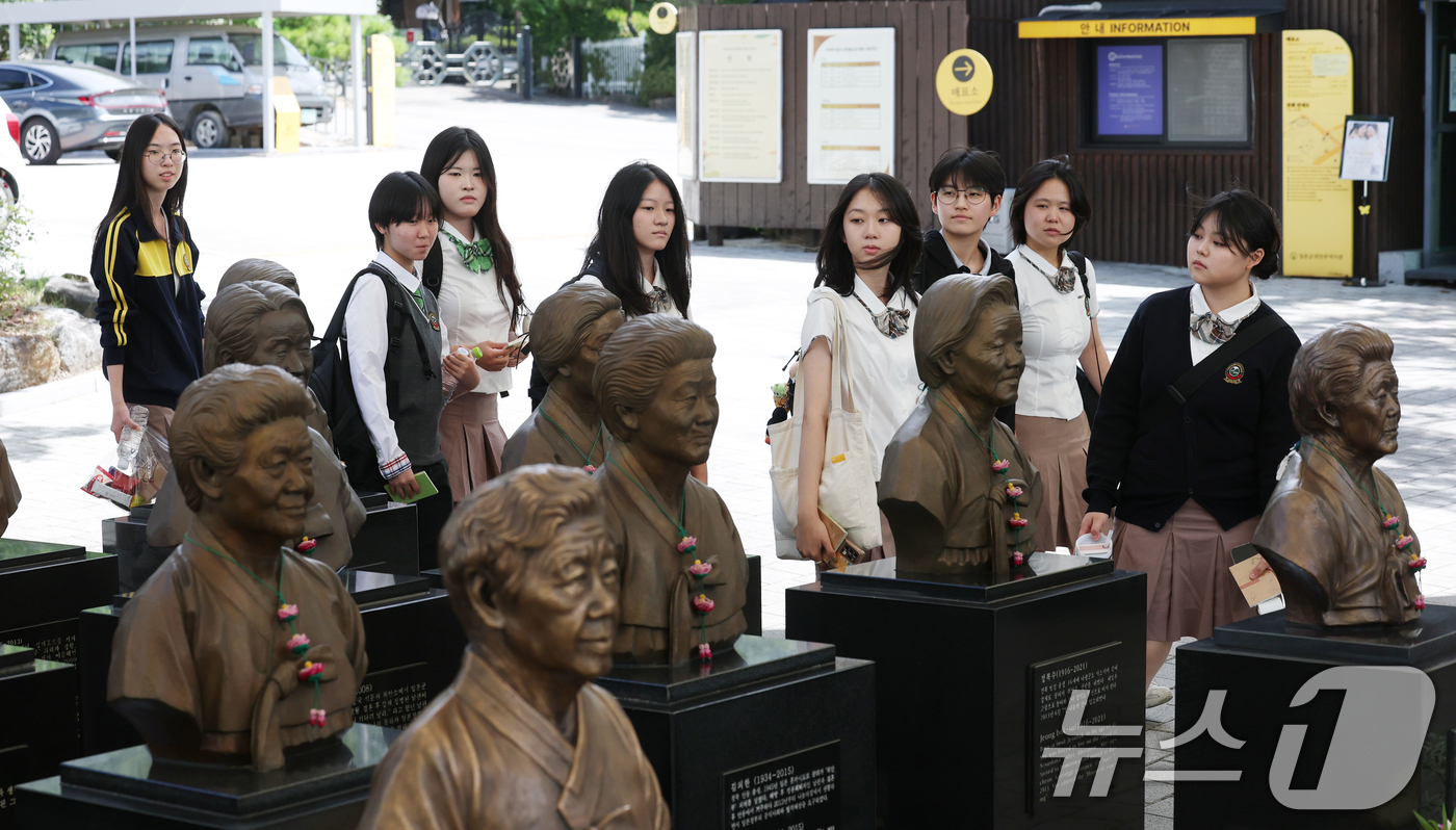 (경기광주=뉴스1) 김영운 기자 = 일본군 '위안부' 피해자 기림의 날을 하루 앞둔 13일 경기 광주시 퇴촌면 나눔의집에서 영파여자고등학교 학생회 학생들이 위안부 피해자 할머니들의 …