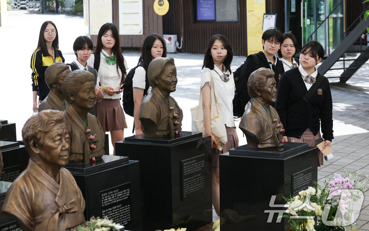 (경기광주=뉴스1) 김영운 기자 = 일본군 '위안부' 피해자 기림의 날을 하루 앞둔 13일 경기 광주시 퇴촌면 나눔의집에서 영파여자고등학교 학생회 학생들이 위안부 피해자 할머니들의 …