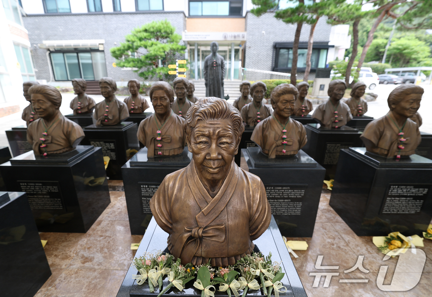 (경기광주=뉴스1) 김영운 기자 = 일본군 '위안부' 피해자 기림의 날을 하루 앞둔 13일 경기 광주시 퇴촌면 나눔의집에 위안부 피해자 할머니들의 흉상이 세워져 있다. 2026.8 …