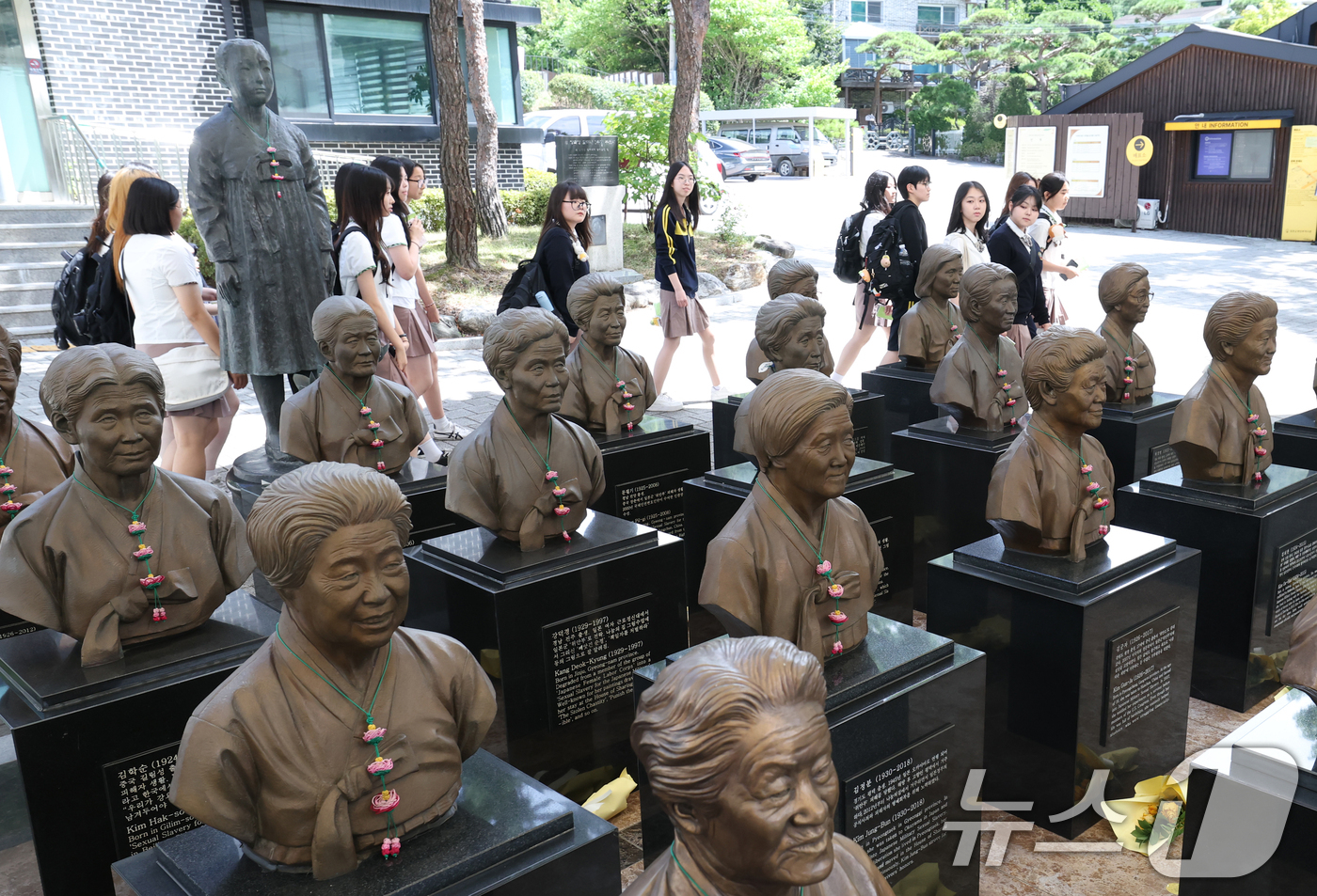 (경기광주=뉴스1) 김영운 기자 = 일본군 '위안부' 피해자 기림의 날을 하루 앞둔 13일 경기 광주시 퇴촌면 나눔의집에서 영파여자고등학교 학생회 학생들이 위안부 피해자 할머니들의 …