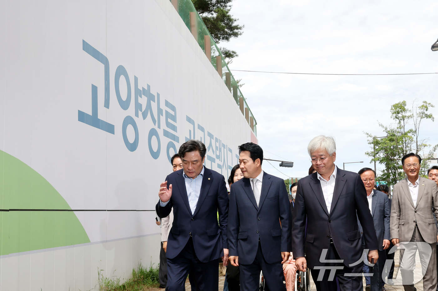 (고양=뉴스1) 이호윤 기자 = 장동혁 국민의힘 대표가 수도권 3기 신도시 '뉴홈' 사전청약 문제 해결을 위해 13일 경기 고양시 창릉 공공주택지구 공사현장을 살펴보고 있다. (공 …