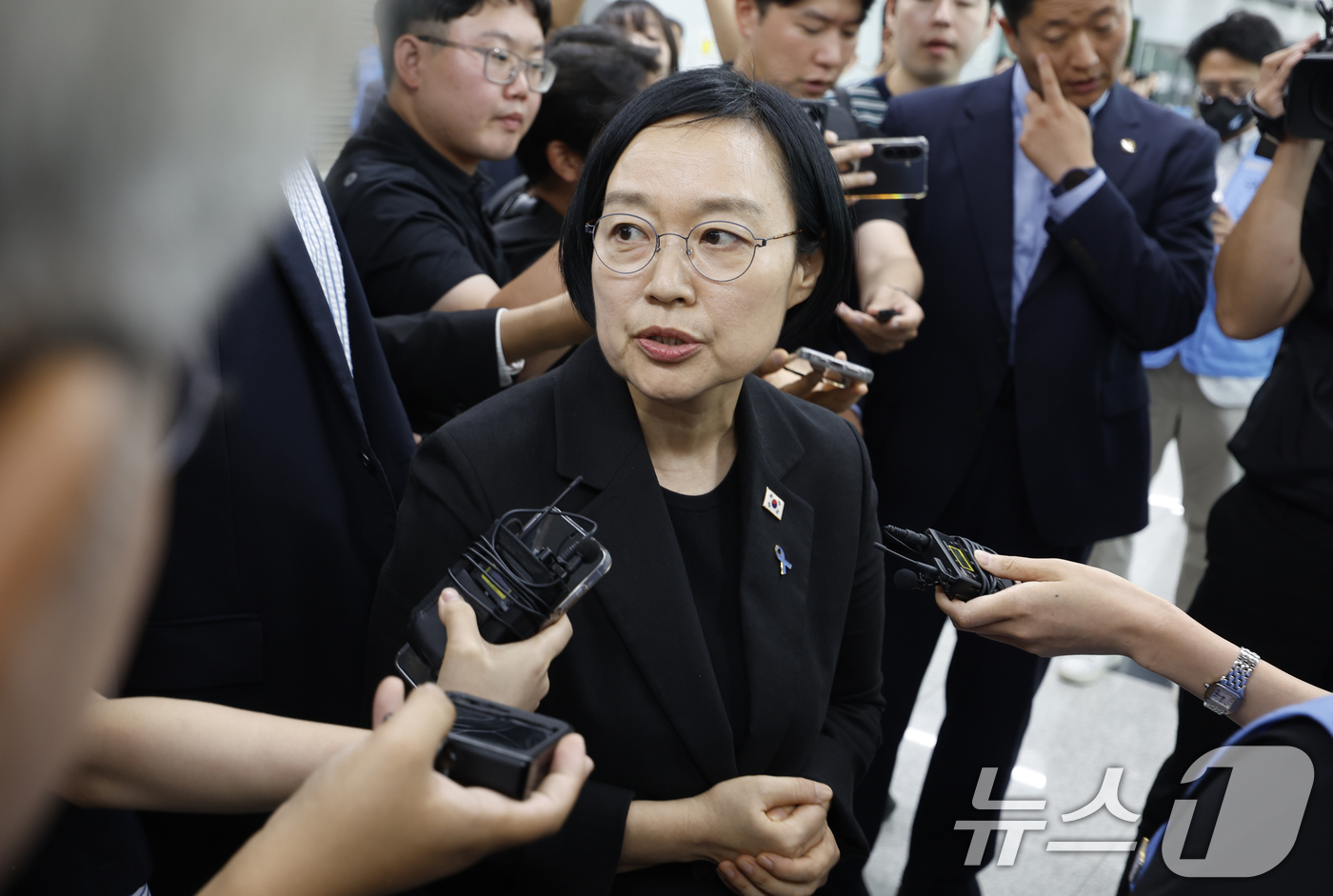 (무안=뉴스1) 김태성 기자 = 한성숙 국무총리가 13일 전남광주통합특별시 무안공항에서  12·29 제주항공 여객기 참사 유가족과 간담회를 마친 후 취재진의 질문에 답하고 있다. …