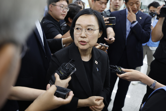 취재진 질문에 답하는 한성숙 총리
