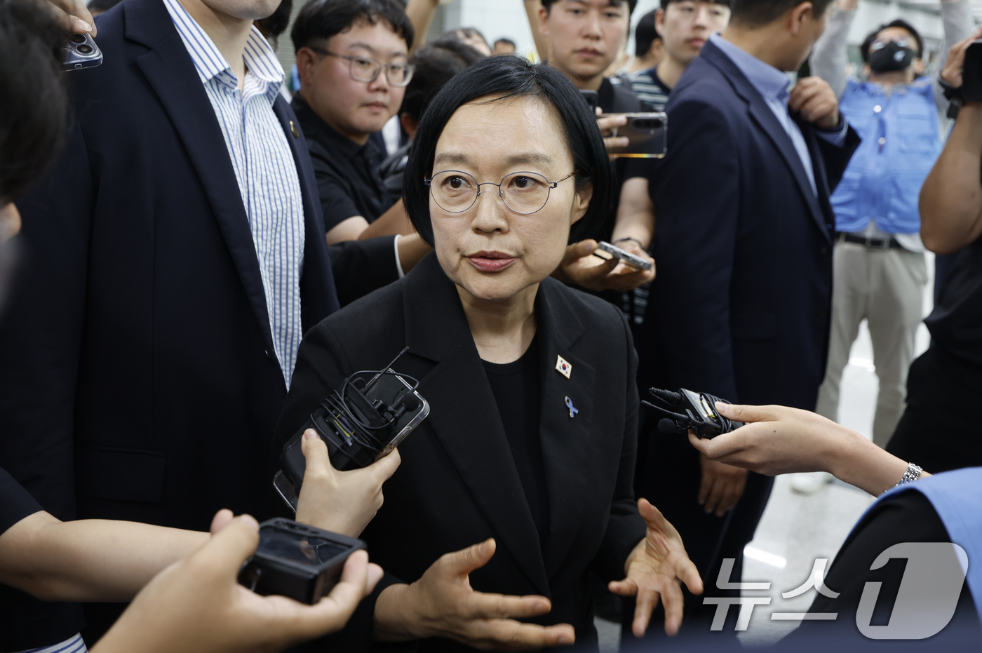 (무안=뉴스1) 김태성 기자 = 한성숙 국무총리가 13일 전남광주통합특별시 무안공항에서  12·29 제주항공 여객기 참사 유가족과 간담회를 마친 후 취재진의 질문에 답하고 있다. …