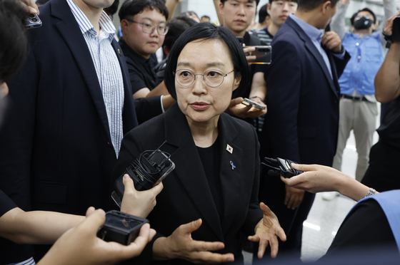 무안공항서 질문에 답하는 한성숙 총리