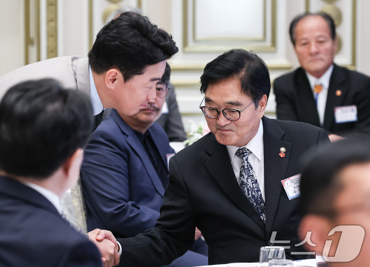 (서울=뉴스1) 이재명 기자 = 우원식 전 국회의장과 강훈식 비서실장이 13일 청와대에서 열린 국가유공자 및 보훈 가족 초청 오찬 행사에서 인사를 나누고 있다. (청와대통신사진기자 …