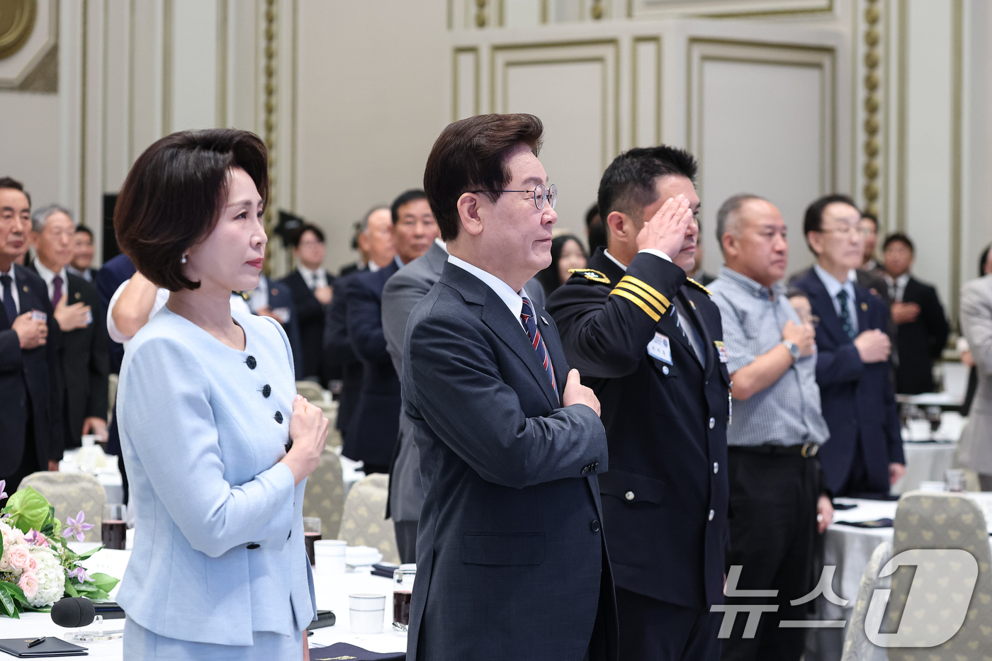 (서울=뉴스1) 이재명 기자 = 이재명 대통령과 김혜경 여사가 13일 청와대에서 열린 국가유공자 및 보훈 가족 초청 오찬 행사에서 국민의례를 하고 있다. (청와대통신사진기자단) 2 …