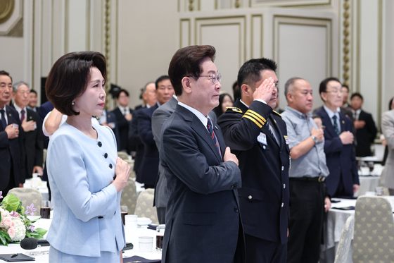 국민의례 하는 이재명 대통령·김혜경 여사