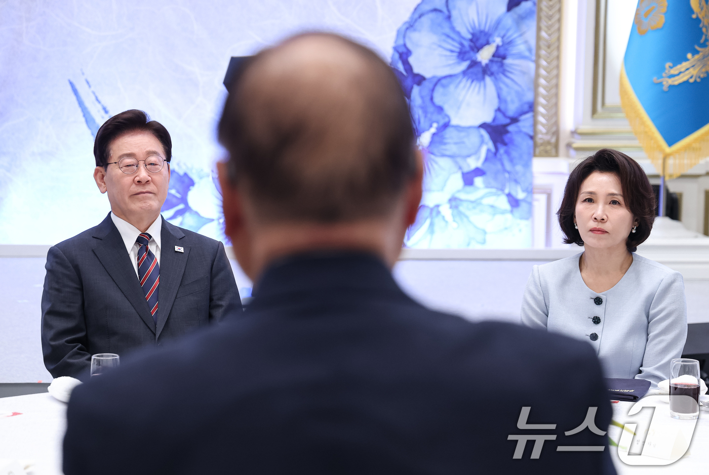 (서울=뉴스1) 이재명 기자 = 이재명 대통령과 김혜경 여사가 13일 청와대에서 열린 국가유공자 및 보훈 가족 초청 오찬 행사에서 이종찬 광복회장을 발언을 듣고 있다. (청와대통신 …