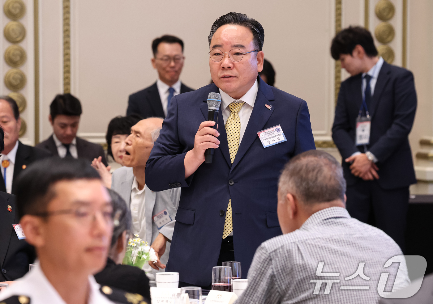 (서울=뉴스1) 이재명 기자 = 양재혁 5·18유족회장이 13일 청와대에서 열린 국가유공자 및 보훈 가족 초청 오찬 행사에서 건배 제의를 하고 있다. (청와대통신사진기자단) 202 …