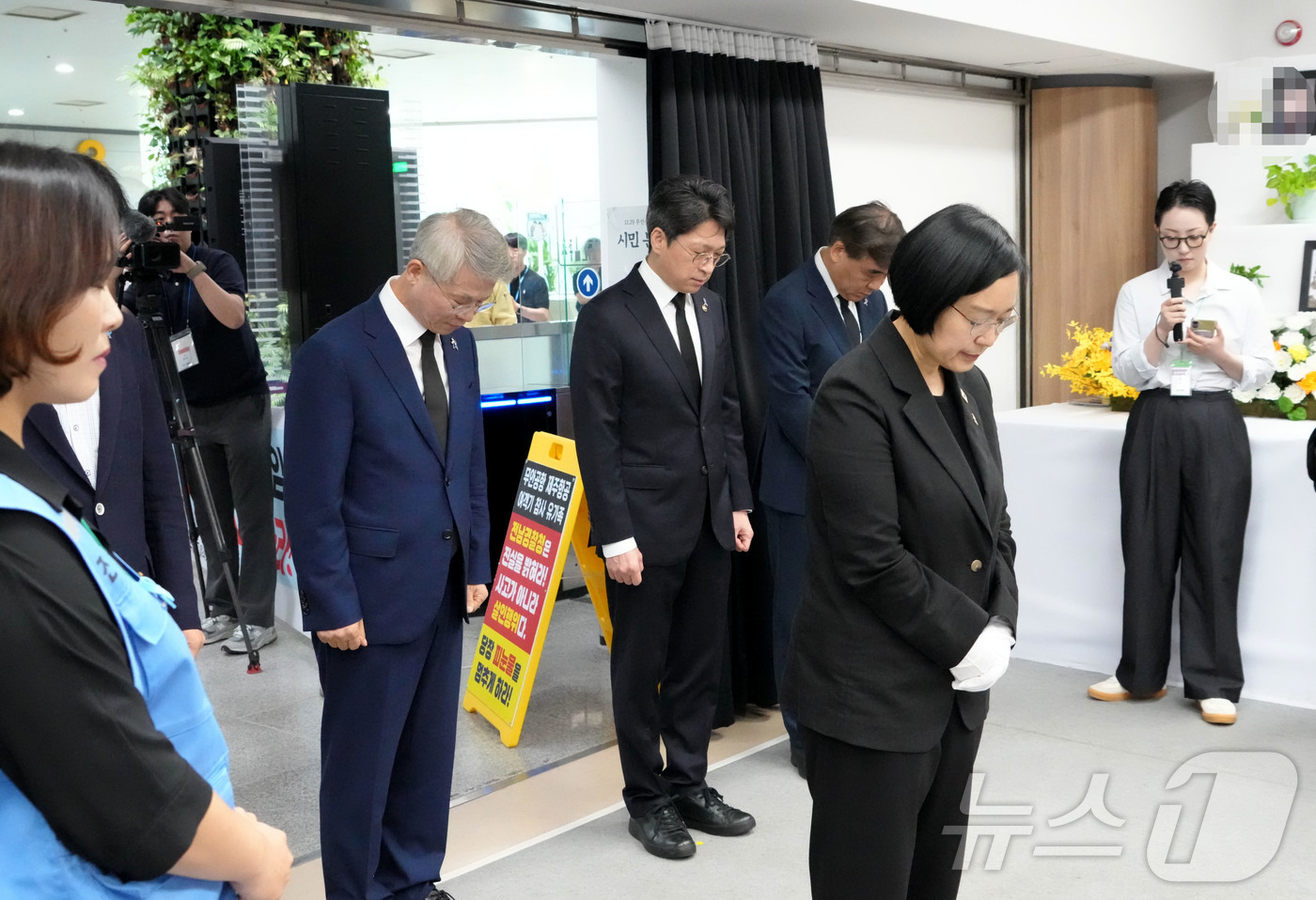 (무안=뉴스1) 전원 기자 = 한성숙 국무총리와 민형배 전남광주통합특별시장이 13일 무안국제공항에 마련된 12·29 여객기참사 분향소에 헌화 후 묵념하고 있다. (전남광주통합특별시 …