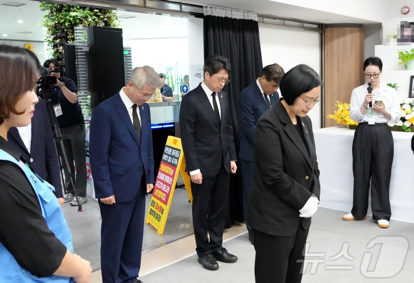 본문 이미지 - 한성숙 국무총리와 민형배 전남광주통합특별시장이 13일 무안국제공항에 마련된 12·29 여객기참사 분향소에 헌화 후 묵념하고 있다. (전남광주통합특별시 제공. 재판매 및 DB금지) 2026.8.13 ⓒ 뉴스1 전원 기자