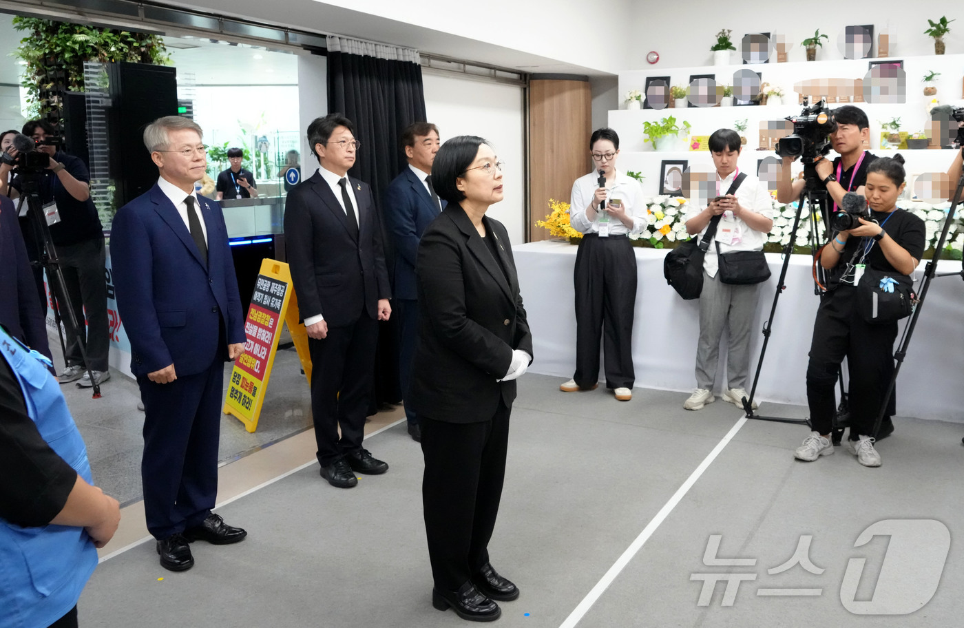 (무안=뉴스1) 전원 기자 = 한성숙 국무총리와 민형배 전남광주통합특별시장이 13일 무안국제공항에 마련된 12·29 여객기참사 분향소를 찾아 참배하고 있다. (전남광주통합특별시 제 …