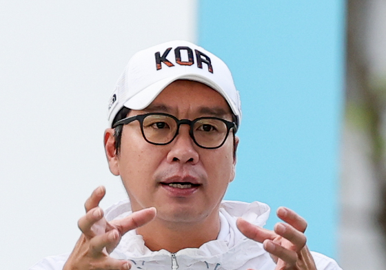 설명하는 김성진 감독