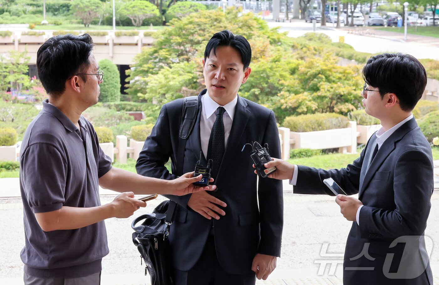 본문 이미지 - 쌍방울 대북송금 사건 수사 비위 의혹으로 정직 징계가 청구된 박상용 인천지방검찰청 부부장검사가 13일 오후 경기 과천 법무부에서 진행되는 감찰위원회에 출석하며 입장을 밝히고 있다. 2026.8.13 ⓒ 뉴스1 김진환 기자