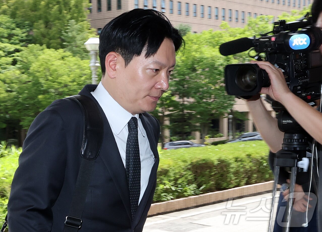 본문 이미지 - 쌍방울 대북송금 사건 수사 비위 의혹으로 정직 징계가 청구된 박상용 인천지방검찰청 부부장검사가 13일 오후 경기 과천 법무부에서 진행되는 감찰위원회에 출석하고 있다. 앞서 대검찰청은 감찰위원회 심의를 거쳐 지난 5월 박 검사에 대해 정직 2개월의 징계를 법무부에 청구한 바 있다. 2026.8.13 ⓒ 뉴스1 김성진 기자