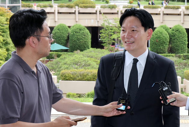 박상용 부부장검사, 취재진 질문에 미소