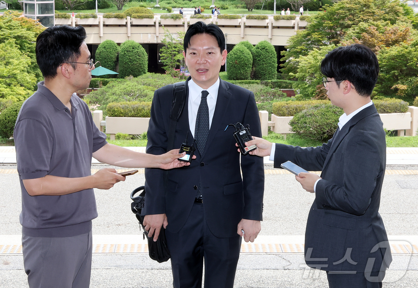 (과천=뉴스1) 김진환 기자 = 쌍방울 대북송금 사건 수사 비위 의혹으로 정직 징계가 청구된 박상용 인천지방검찰청 부부장검사가 13일 오후 경기 과천 법무부에서 진행되는 감찰위원회 …