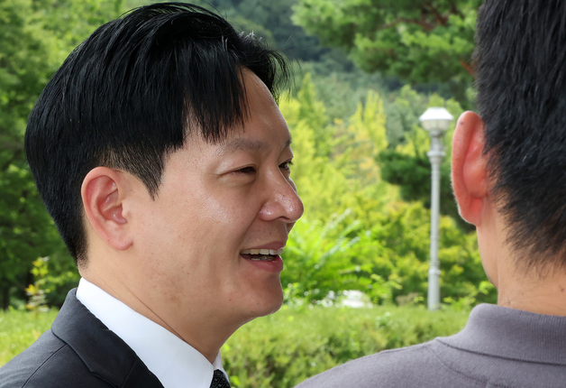 박상용 부부장검사, 취재진 질문에 미소