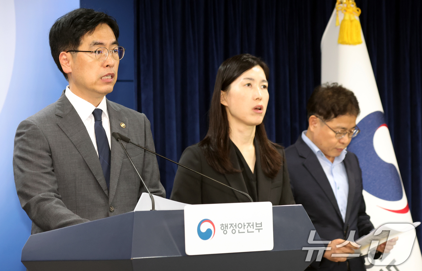 (서울=뉴스1) 김명섭 기자 = 김민재 행정안전부 차관이 13일 오후 서울 종로구 세종대로 정부서울청사에서 지방의원 수의계약 제도 개선 방안과 공금 횡령 재발 방지 대책 발표를 하 …