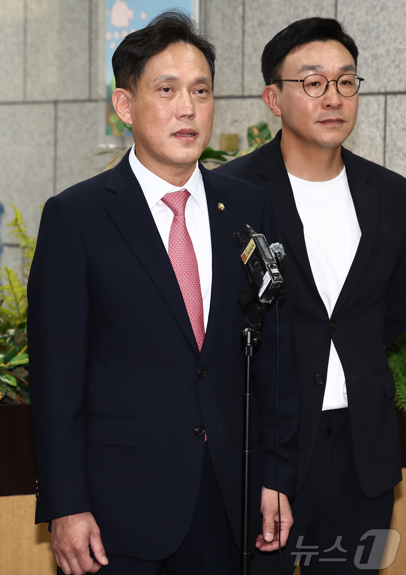 (서울=뉴스1) 김민지 기자 = 김태규 국민의힘 법률자문위원장이 13일 오후 서울 종로구 헌법재판소 민원실에서 검찰 보완수사권 폐지 관련 기본권 침해 등 위헌성을 다투기 위해 헌법 …
