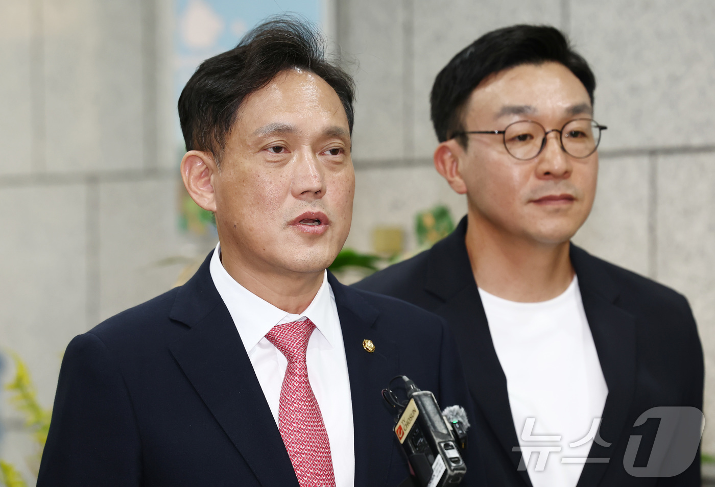(서울=뉴스1) 김민지 기자 = 김태규 국민의힘 법률자문위원장이 13일 오후 서울 종로구 헌법재판소 민원실에서 검찰 보완수사권 폐지 관련 기본권 침해 등 위헌성을 다투기 위해 헌법 …