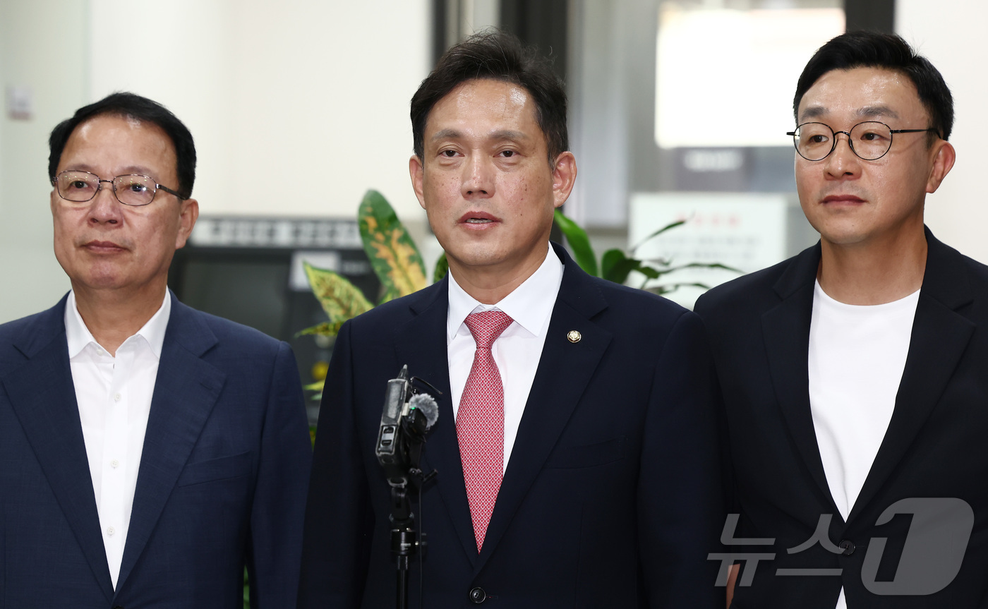 (서울=뉴스1) 김민지 기자 = 김태규 국민의힘 법률자문위원장이 13일 오후 서울 종로구 헌법재판소 민원실에서 검찰 보완수사권 폐지 관련 기본권 침해 등 위헌성을 다투기 위한 헌법 …