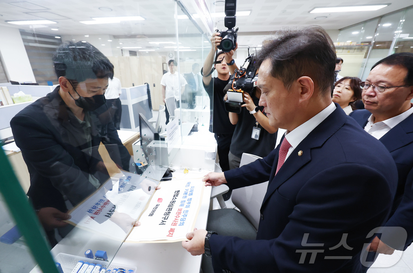 (서울=뉴스1) 김민지 기자 = 김태규 국민의힘 법률자문위원장이 13일 오후 서울 종로구 헌법재판소 민원실에서 검찰 보완수사권 폐지 관련 기본권 침해 등 위헌성을 다투기 위한 헌법 …