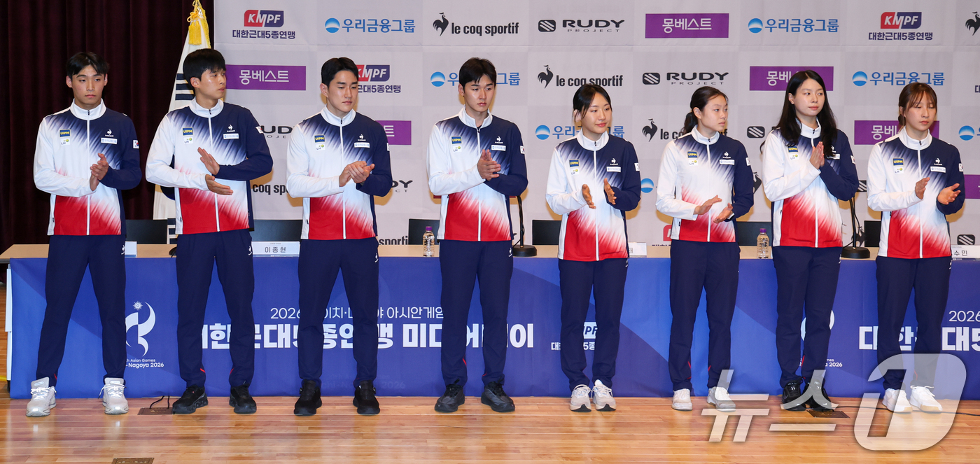 (진천=뉴스1) 안은나 기자 = 근대5종 국가대표 김영하(왼쪽부터)와 이종현, 서창완, 전웅태, 성승민, 신수민, 김유리, 장하은이 13일 충북 진천선수촌에서 열린 2026 아이치 …