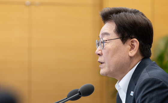 靑 "4년 중임 대통령제, 국민수용성 높아…개헌, 국회서 논의·추진 바람직"
