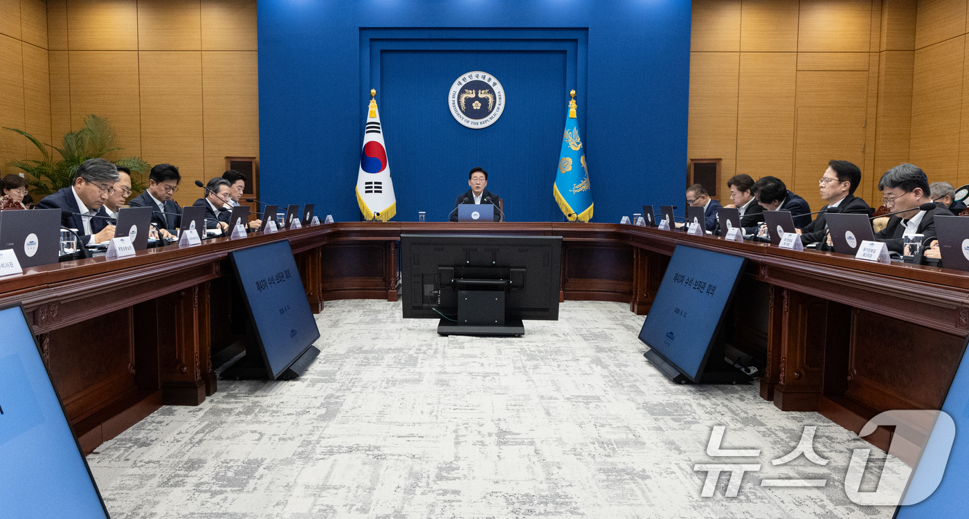 (서울=뉴스1) 이재명 기자 = 이재명 대통령이 13일 청와대에서 열린 수석보좌관회의에서 발언을 하고 있다. 2026.8.13/뉴스1