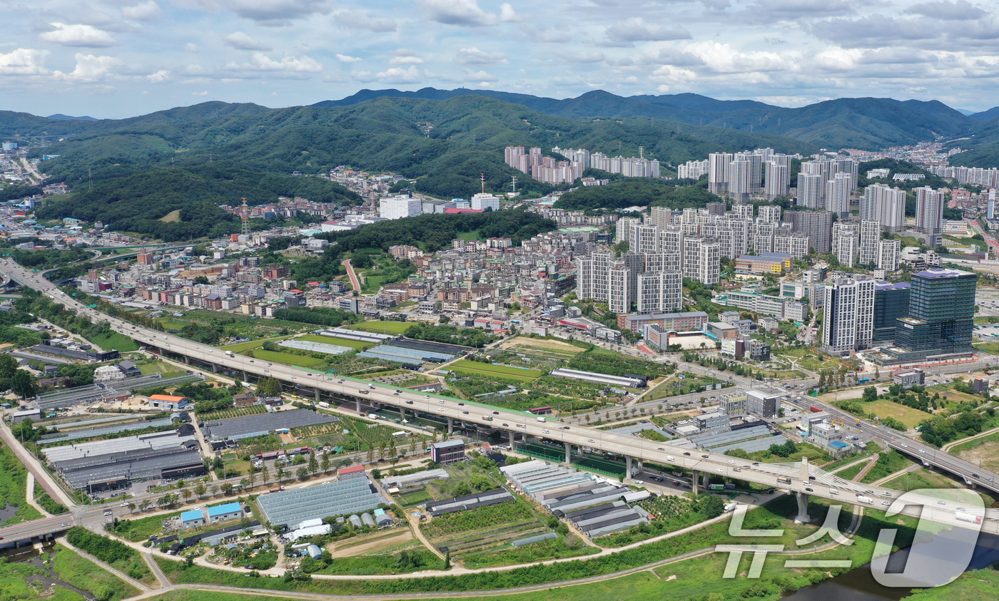 (경기광주=뉴스1) 김영운 기자 = 정부가 13일 '전월세 및 매매시장 안정을 위한 주택 신속공급 방안'을 발표했다.서울 강서와 경기 남양주·광주에 2만 7000가구 규모의 신규택 …