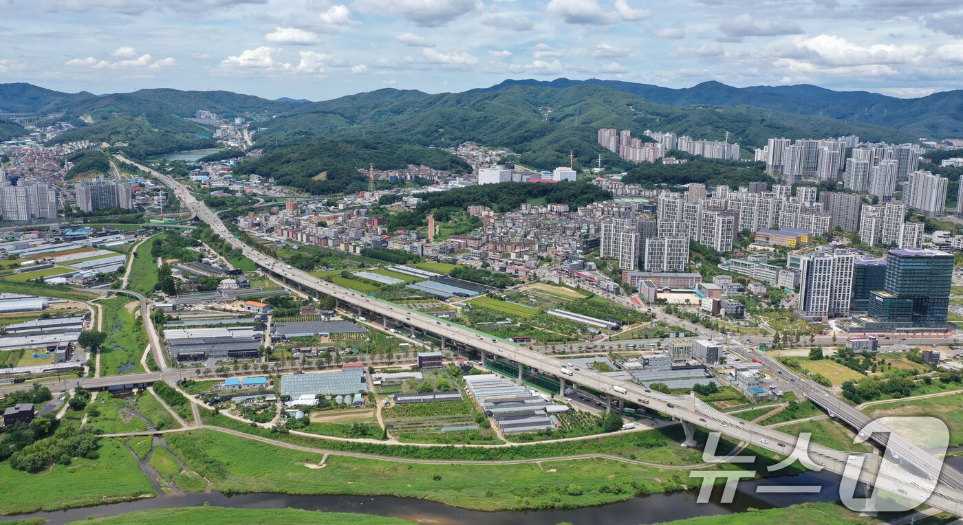 본문 이미지 - 정부가 13일 '전월세 및 매매시장 안정을 위한 주택 신속공급 방안'을 발표했다. 서울 강서와 경기 남양주·광주에 2만 7000가구 규모의 신규택지를 조성하는 등 수도권에 23만 가구 이상을 추가 공급하고, 신규택지 10만 가구는 2030년까지 착공할 예정이다. 사진은 이날 경기 광주시 장지동 신규 택지지구의 모습. 2026.8.13 ⓒ 뉴스1 김영운 기자