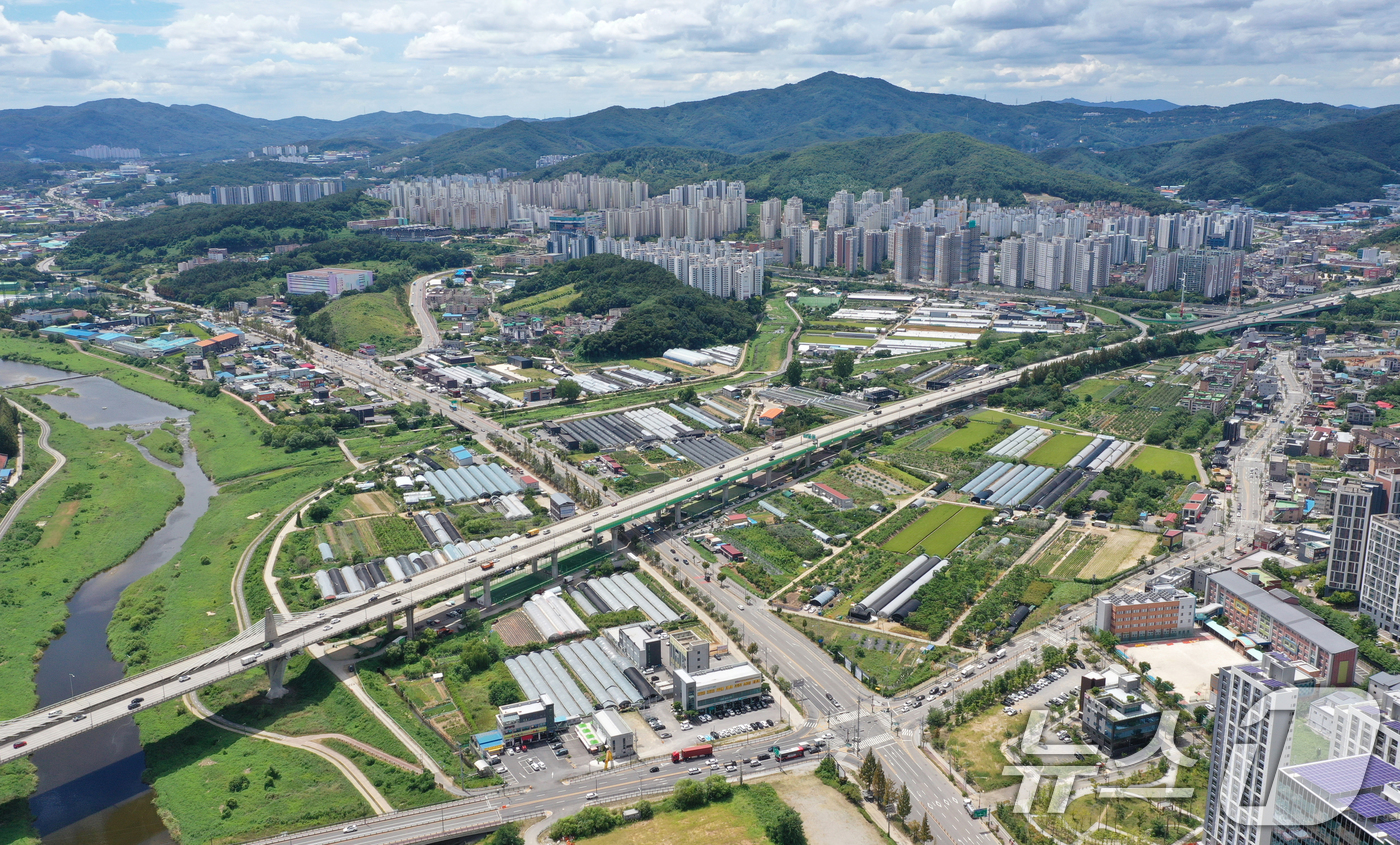 (경기광주=뉴스1) 김영운 기자 = 정부가 13일 '전월세 및 매매시장 안정을 위한 주택 신속공급 방안'을 발표했다.서울 강서와 경기 남양주·광주에 2만 7000가구 규모의 신규택 …
