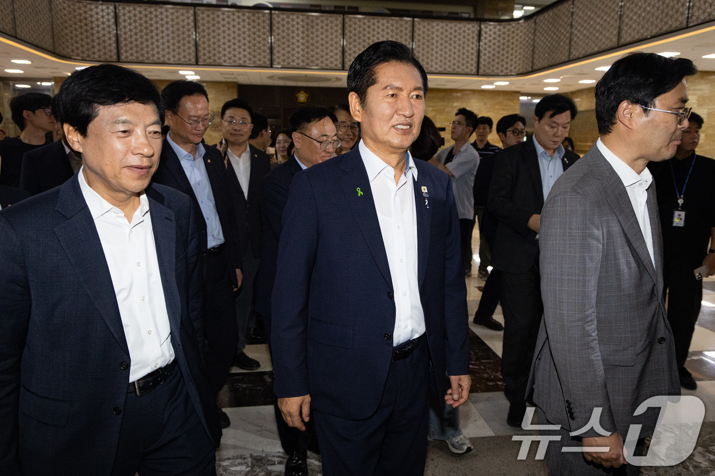 (서울=뉴스1) 유승관 기자 = 정청래 더불어민주당 당대표 후보가 13일 서울 여의도 국회에서 열린 민생입법 방해·5.18 역사 왜곡 국민의힘 규탄대회를 마친 후 비공개 의원총회장 …