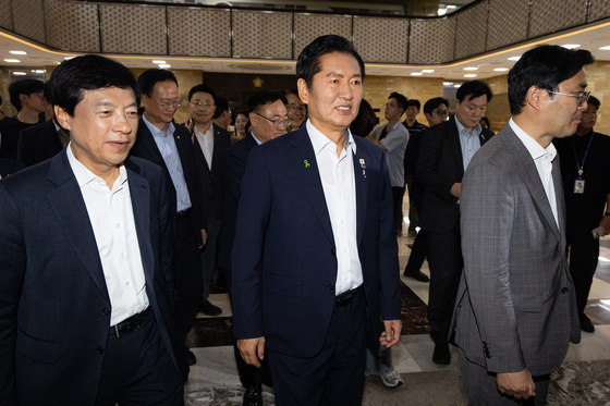 비공개 의총 참석하는 정청래