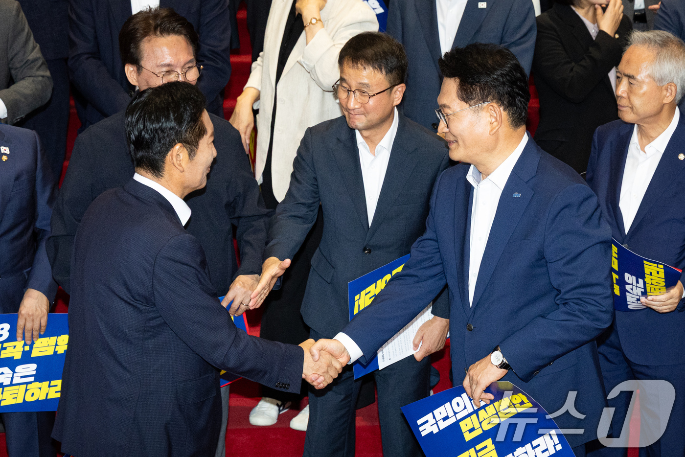 (서울=뉴스1) 유승관 기자 = 더불어민주당 정청래(왼쪽), 송영길 당대표 후보가 13일 서울 여의도 국회에서 열린 민생입법 방해·5.18 역사 왜곡 국민의힘 규탄대회를 마친 후 …