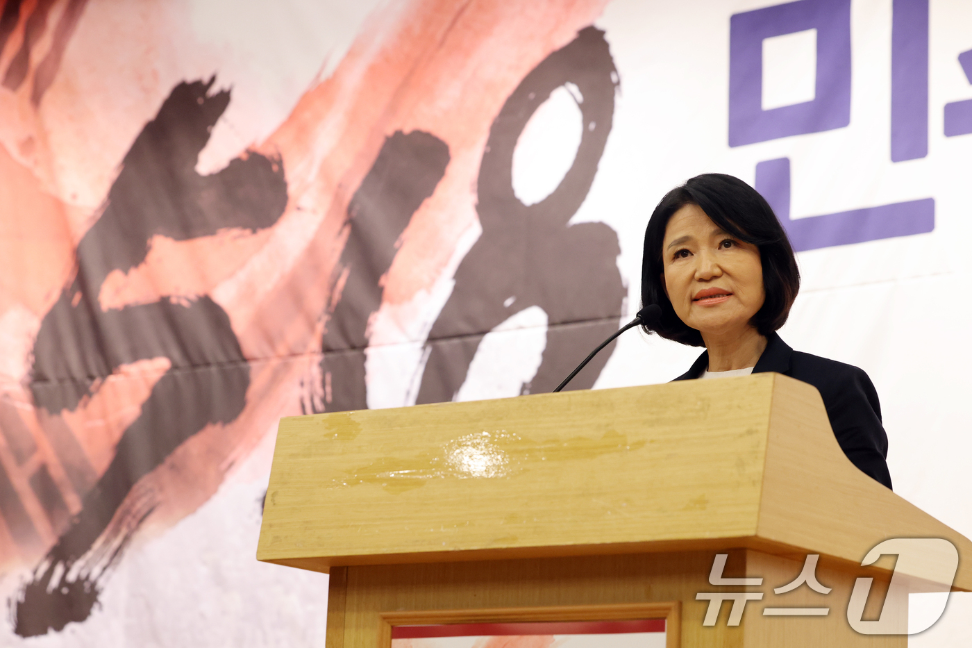 (서울=뉴스1) 황기선 기자 = 이진숙 국민의힘 의원이 13일 오후 서울 여의도 국회 도서관에서 열린 '5·18 민주화운동의 재조명 국회공개포럼'에서 환영사를 하고 있다.  202 …