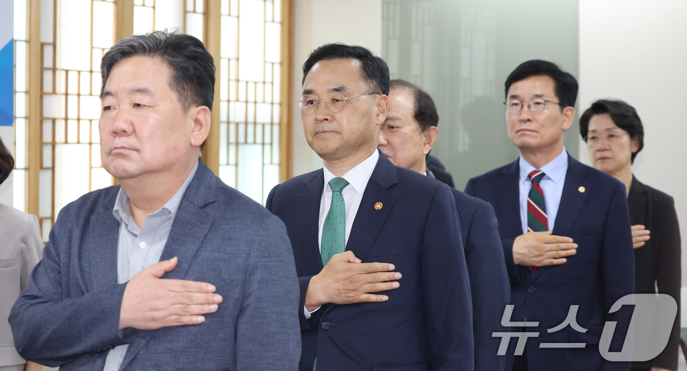 (서울=뉴스1) 김명섭 기자 = 차정인 국가교육위원회 위원장과 위원들이 13일 서울 종로구 세종대로 정부서울청사에서 열린 2026년 제8차 회의에서 국기에 대한 경례를 하고 있다. …